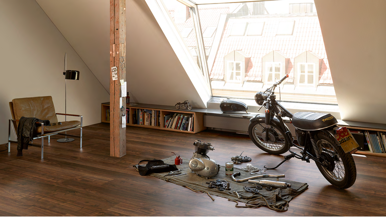 Raumszene, Motorrad, Bodenbelag, Laminat